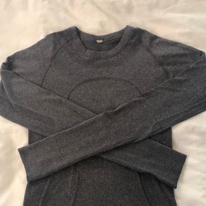 LULULEMON SIZE 2 LONG SLEEVE